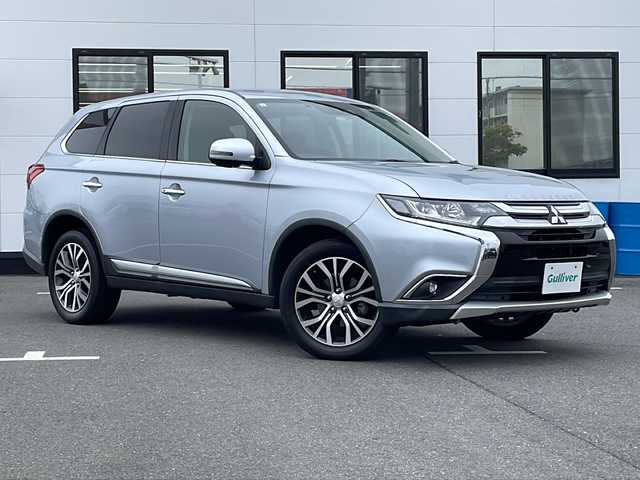 三菱 アウトランダー 24G ナビパッケージ 山口県 2017(平29)年 6.3万km クールシルバーメタリック 純正ナビ【J-15】/全方位アラウンドビューモニター/ワンセグテレビ/Bluetooth/プッシュスタート/純正フロアマット/電動格納ウィンカーミラー/ハンドルヒーター/電動バックゲート/アイドリングストップ/e-Assist/・衝突被害軽減システム/・レーンアシスト/・レーダークルーズコントロール/・アダプティブLEDヘッドライト/純正アルミホイール