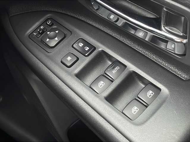 三菱 アウトランダー 24G ナビパッケージ 山口県 2017(平29)年 6.3万km クールシルバーメタリック 純正ナビ【J-15】/全方位アラウンドビューモニター/ワンセグテレビ/Bluetooth/プッシュスタート/純正フロアマット/電動格納ウィンカーミラー/ハンドルヒーター/電動バックゲート/アイドリングストップ/e-Assist/・衝突被害軽減システム/・レーンアシスト/・レーダークルーズコントロール/・アダプティブLEDヘッドライト/純正アルミホイール