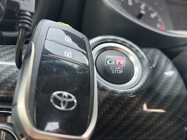 トヨタ ＧＲヤリス RZ ハイパフォーマンス 秋田県 2021(令3)年 3.4万km プラチナホワイトパールマイカ 登録時走行距離33495km/４WD/純正HDDナビ/Bluetooth/社外メーター/バックカメラ/フルセグTV/ETC2.0/クルーズコントロール/ディスプレイオーディオ/前後コーナーセンサー/横滑り防止装置/盗難防止装置/レーンキープアシスト/衝突被害軽減システム/純正AW/フロントリア社外タワーバー/社外エアクリーナ/格納ウィンカーミラー/LEDヘッドライト/フォグランプ
