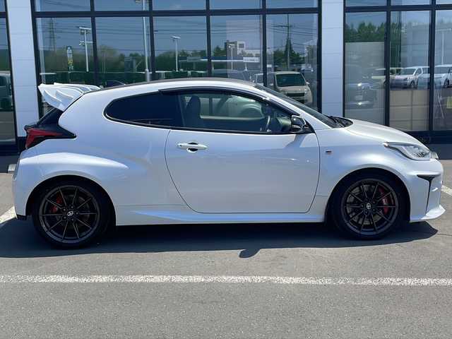 トヨタ ＧＲヤリス RZ ハイパフォーマンス 道東・釧路十勝 2021(令3)年 3.4万km プラチナホワイトパールマイカ ・４WD/・純正ディスプレイオーディオ/（ナビ・AM・FM・BT・USB・Miracast・フルセグ）/・バックカメラ/・スマートキー/・プッシュスタート/・社外メーター/・ETC2.0/・クルーズコントロール/・前後コーナーセンサー/・横滑り防止装置/・盗難防止装置/・レーンキープアシスト/・衝突被害軽減システム/・純正アルミホイール/・フロントリア社外タワーバー/・GRキャリパー/・社外エアクリーナー/・電動格納ウィンカーミラー/・LEDヘッドライト/・フォグランプ