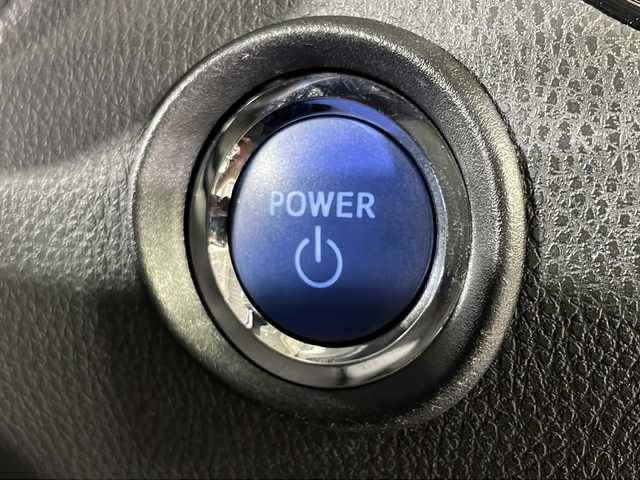 トヨタ Ｃ－ＨＲ G LEDエディション 福岡県 2018(平30)年 6.4万km ホワイトパールクリスタルシャイン 純正ナビ/レーダークルーズコントロール/Bluetooth/シートヒーター(運転席+助手席)/フルセグ/ETC/バックカメラ/前後コーナーセンサー/純正マット/DVD/HDMI/純正アルミ/ブラインドスポットモニター/RCTA/レーンキープアシスト/横滑り防止装置/盗難防止装置/衝突被害軽減システム/Wエアバッグ/カーテンエアバッグ/オートライト/オートハイビーム