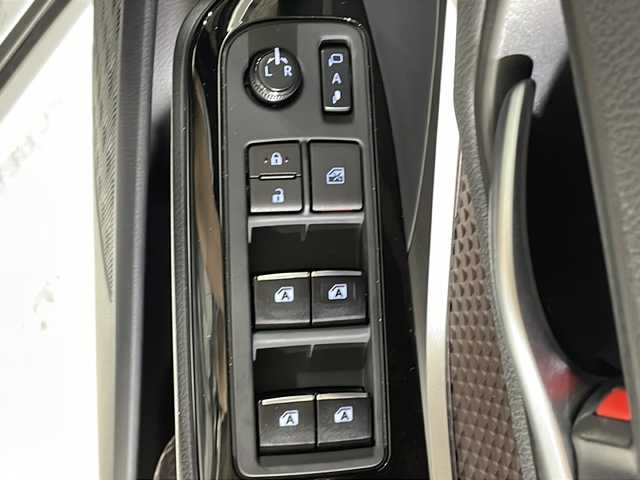 トヨタ Ｃ－ＨＲ G LEDエディション 福岡県 2018(平30)年 6.4万km ホワイトパールクリスタルシャイン 純正ナビ/レーダークルーズコントロール/Bluetooth/シートヒーター(運転席+助手席)/フルセグ/ETC/バックカメラ/前後コーナーセンサー/純正マット/DVD/HDMI/純正アルミ/ブラインドスポットモニター/RCTA/レーンキープアシスト/横滑り防止装置/盗難防止装置/衝突被害軽減システム/Wエアバッグ/カーテンエアバッグ/オートライト/オートハイビーム