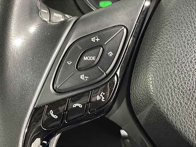 トヨタ Ｃ－ＨＲ G LEDエディション 福岡県 2018(平30)年 6.4万km ホワイトパールクリスタルシャイン 純正ナビ/レーダークルーズコントロール/Bluetooth/シートヒーター(運転席+助手席)/フルセグ/ETC/バックカメラ/前後コーナーセンサー/純正マット/DVD/HDMI/純正アルミ/ブラインドスポットモニター/RCTA/レーンキープアシスト/横滑り防止装置/盗難防止装置/衝突被害軽減システム/Wエアバッグ/カーテンエアバッグ/オートライト/オートハイビーム