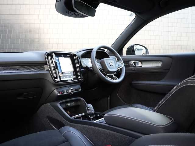 ボルボ ボルボ ＸＣ４０ B4 AWD Rデザイン 静岡県 2021(令3)年 2.9万km グレー インテリセーフ/衝突軽減ブレーキACC/レーンキープ BLIS/ブラックコントラストルーフ /純正ナビフルセグTV Bluetooth CarPlay対応/全方位カメラ/harman/kardonサラウンド/パワーバックドア /ハーフレザーシート シートヒーター /前席パワーシート運転席メモリー機能/ステアリングヒーター/DSRCETC
