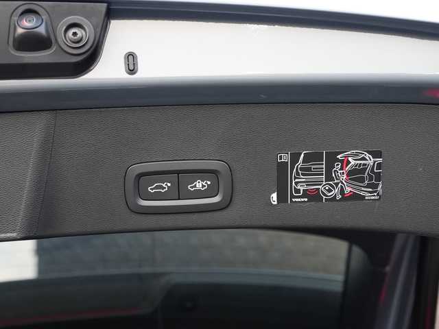 ボルボ ボルボ ＸＣ４０ B4 AWD Rデザイン 静岡県 2021(令3)年 2.9万km グレー インテリセーフ/衝突軽減ブレーキACC/レーンキープ BLIS/ブラックコントラストルーフ /純正ナビフルセグTV Bluetooth CarPlay対応/全方位カメラ/harman/kardonサラウンド/パワーバックドア /ハーフレザーシート シートヒーター /前席パワーシート運転席メモリー機能/ステアリングヒーター/DSRCETC