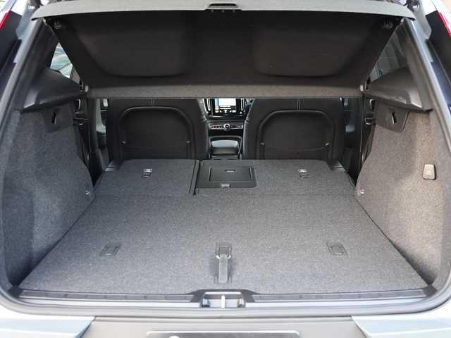 ボルボ ボルボ ＸＣ４０ B4 AWD Rデザイン 静岡県 2021(令3)年 2.9万km グレー インテリセーフ/衝突軽減ブレーキACC/レーンキープ BLIS/ブラックコントラストルーフ /純正ナビフルセグTV Bluetooth CarPlay対応/全方位カメラ/harman/kardonサラウンド/パワーバックドア /ハーフレザーシート シートヒーター /前席パワーシート運転席メモリー機能/ステアリングヒーター/DSRCETC