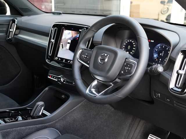 ボルボ ボルボ ＸＣ４０ B4 AWD Rデザイン 静岡県 2021(令3)年 2.9万km グレー インテリセーフ/衝突軽減ブレーキACC/レーンキープ BLIS/ブラックコントラストルーフ /純正ナビフルセグTV Bluetooth CarPlay対応/全方位カメラ/harman/kardonサラウンド/パワーバックドア /ハーフレザーシート シートヒーター /前席パワーシート運転席メモリー機能/ステアリングヒーター/DSRCETC