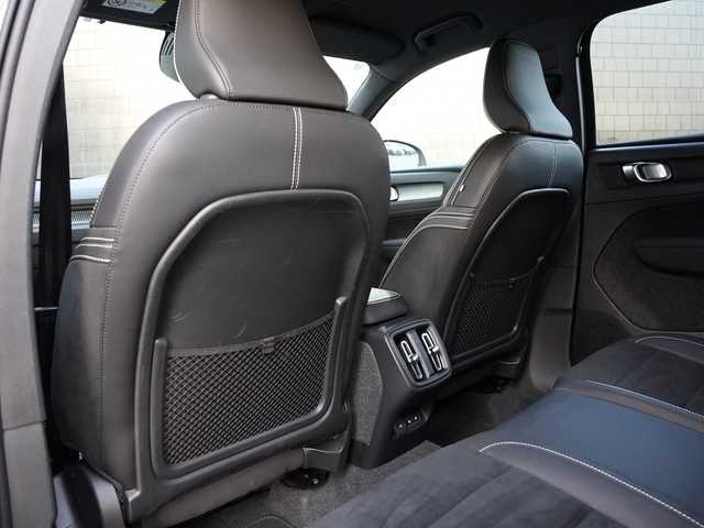 ボルボ ボルボ ＸＣ４０ B4 AWD Rデザイン 静岡県 2021(令3)年 2.9万km グレー インテリセーフ/衝突軽減ブレーキACC/レーンキープ BLIS/ブラックコントラストルーフ /純正ナビフルセグTV Bluetooth CarPlay対応/全方位カメラ/harman/kardonサラウンド/パワーバックドア /ハーフレザーシート シートヒーター /前席パワーシート運転席メモリー機能/ステアリングヒーター/DSRCETC