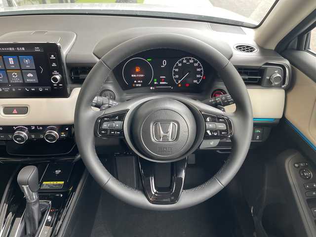ホンダ ヴェゼル ハイブリッド e:HEV Z PLaYパッケージ 愛知県 2025(令7)年 0.1千km プレミアムサンライトホワイトパール 登録済未使用車/純正9型ディズプレイオーディオナビ/衝突軽減システム/レーダークルーズコントロール/バックカメラ/レーンキープアシスト/シートヒーター/ステアリングヒーター/ブラインドスポットモニター/電動リアゲート/SOSコール/ワイヤレス充電器/パドルシフト/LEDヘッドライト/ハーフレザーシート/ステアリングスイッチ/スマートキー/プッシュスタート/コーナーセンサー/純正アルミホイール