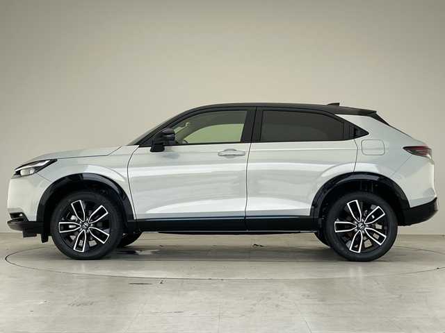 ホンダ ヴェゼル ハイブリッド e:HEV Z PLaYパッケージ 愛知県 2025(令7)年 0.1千km プレミアムサンライトホワイトパール 登録済未使用車/純正9型ディズプレイオーディオナビ/衝突軽減システム/レーダークルーズコントロール/バックカメラ/レーンキープアシスト/シートヒーター/ステアリングヒーター/ブラインドスポットモニター/電動リアゲート/SOSコール/ワイヤレス充電器/パドルシフト/LEDヘッドライト/ハーフレザーシート/ステアリングスイッチ/スマートキー/プッシュスタート/コーナーセンサー/純正アルミホイール