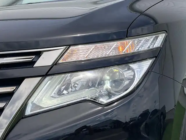 日産 エルグランド 250HWS アーバンクロム 香川県 2017(平29)年 5.7万km ファントムブラック 純正8インチナビ/フリップダウンモニター/両側パワースライドドア/ハーフレザーシート/ウッドコンビステアリング/ステアリングリモコン/レザー調シートカバー/LEDライト/フォグライト/スマートキー/プッシュスタート