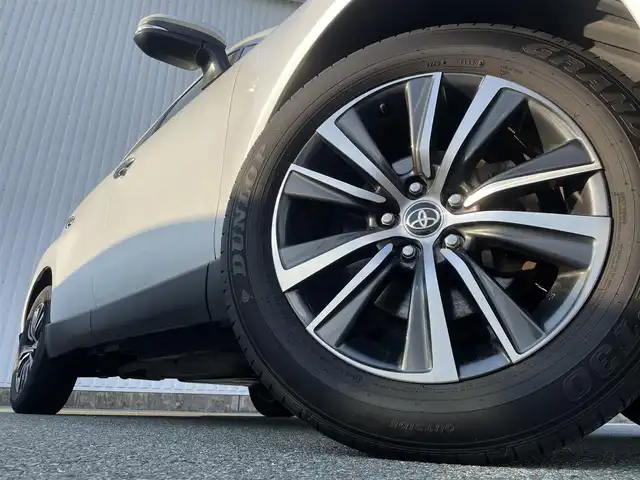 トヨタ ハリアー ハイブリッド G 福岡県 2023(令5)年 8万km プラチナホワイトパールマイカ トヨタセーフティセンス/PCS/LTA/PKSB/クリアランスソナー/純正ディスプレイオーディオ/フルセグTV/AM/FM/BT/Miracast/バックカメラ/デジタルインナーミラー/パワーバックドア/レーダークルーズコントロール/D席パワーシート/ビルトインETC2.0/純正AW/LEDオートライト/オートハイビーム/フォグランプ/電動パーキング/ブレーキホールド/スマートキー/プッシュスタート