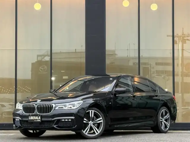 ＢＭＷ ７４０Ｌd xDrive Mスポーツ 石川県 2017(平29)年 7.2万km 黒 4WD/純正HDDナビ/　Bluetooth・AM/FM・CD・DVD・USB・AUX/フルセグTV/全方位カメラ/リアエンターテイメント/ヘッドアップディスプレイ/全席パワーシート/全席メモリーシート/アダプティブクルーズコントロール/アンチロック・ブレーキ・システム/衝突被害軽減システム/横滑り防止装置/前後コーナーセンサー/レーンキープアシスト/盗難防止装置/パーキングアシスト/アイドリングストップ/エアバッグ（W+サイド）/カーテンエアバッグ/純正アルミホイール/スマートキー