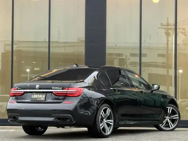 ＢＭＷ ７４０Ｌd xDrive Mスポーツ 石川県 2017(平29)年 7.2万km 黒 4WD/純正HDDナビ/　Bluetooth・AM/FM・CD・DVD・USB・AUX/フルセグTV/全方位カメラ/リアエンターテイメント/ヘッドアップディスプレイ/全席パワーシート/全席メモリーシート/アダプティブクルーズコントロール/アンチロック・ブレーキ・システム/衝突被害軽減システム/横滑り防止装置/前後コーナーセンサー/レーンキープアシスト/盗難防止装置/パーキングアシスト/アイドリングストップ/エアバッグ（W+サイド）/カーテンエアバッグ/純正アルミホイール/スマートキー
