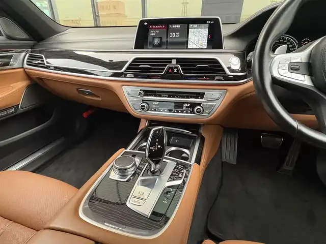 ＢＭＷ ７４０Ｌd xDrive Mスポーツ 石川県 2017(平29)年 7.2万km 黒 4WD/純正HDDナビ/　Bluetooth・AM/FM・CD・DVD・USB・AUX/フルセグTV/全方位カメラ/リアエンターテイメント/ヘッドアップディスプレイ/全席パワーシート/全席メモリーシート/アダプティブクルーズコントロール/アンチロック・ブレーキ・システム/衝突被害軽減システム/横滑り防止装置/前後コーナーセンサー/レーンキープアシスト/盗難防止装置/パーキングアシスト/アイドリングストップ/エアバッグ（W+サイド）/カーテンエアバッグ/純正アルミホイール/スマートキー