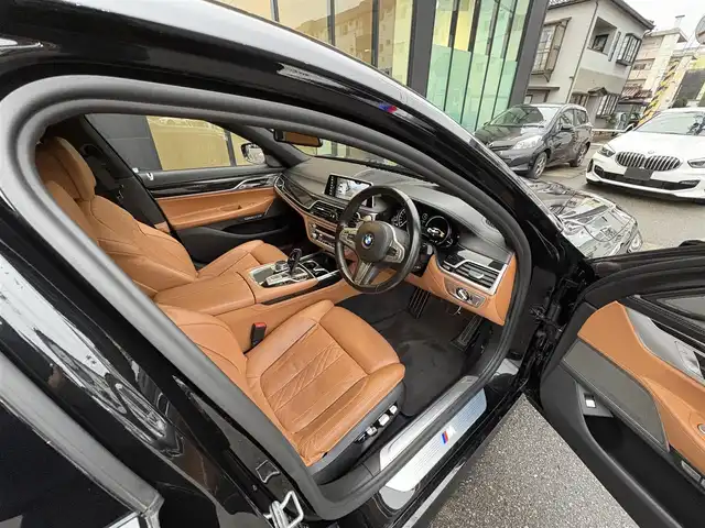 ＢＭＷ ７４０Ｌd xDrive Mスポーツ 石川県 2017(平29)年 7.2万km 黒 4WD/純正HDDナビ/　Bluetooth・AM/FM・CD・DVD・USB・AUX/フルセグTV/全方位カメラ/リアエンターテイメント/ヘッドアップディスプレイ/全席パワーシート/全席メモリーシート/アダプティブクルーズコントロール/アンチロック・ブレーキ・システム/衝突被害軽減システム/横滑り防止装置/前後コーナーセンサー/レーンキープアシスト/盗難防止装置/パーキングアシスト/アイドリングストップ/エアバッグ（W+サイド）/カーテンエアバッグ/純正アルミホイール/スマートキー
