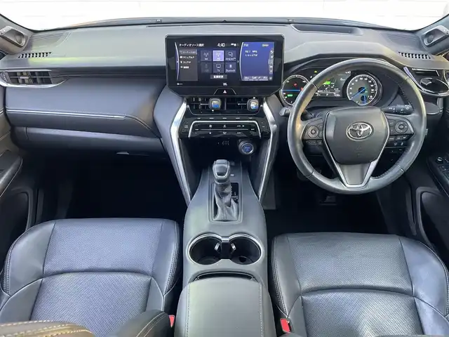 トヨタ ハリアー ハイブリッド Z レザーパッケージ 福岡県 2020(令2)年 9.3万km ホワイトパールクリスタルシャイン ワンオーナー車/調光パノラマルーフ/JBLプレミアムサウンド/前後ドラレコ付きデジタルインナーミラー/純正12.3インチT-Connectナビ/(AM/FM/Bluetooth/Miracast/フルセグTV)/パノラミックビューモニター/バック/サイド/フロントカメラ/トヨタセーフティセンス/・プリクラッシュセーフティ/・レーントレーシングアシスト/・オートマチックハイビーム/・ロードサインアシスト/・レーダークルーズコントロール(追従機能付き)/・先行車発進告知/ブランドスポットモニター/クリアランスソナー/パーキングサポートブレーキ/リヤクロストラフィックアラート/パワーバックドア/純正19インチアルミホール/電格ウィンカーミラー/黒レザーシート/ヘッドアップディスプレイ/ステアリングヒーター/革巻きステアリング/ステアリングスイッチ/パワーシート(D/N)/シートヒーター/ベンチレーション(D/N)/シートメモリー(D)/ナノイーX/純正フロアマット/USBポート/アクセサリーソケット/スペアキー×1/ISOFIX/保証書/取扱説明書/ナビ取扱説明書