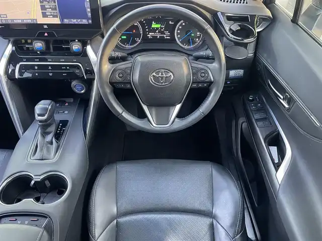 トヨタ ハリアー ハイブリッド Z レザーパッケージ 福岡県 2020(令2)年 9.3万km ホワイトパールクリスタルシャイン ワンオーナー車/調光パノラマルーフ/JBLプレミアムサウンド/前後ドラレコ付きデジタルインナーミラー/純正12.3インチT-Connectナビ/(AM/FM/Bluetooth/Miracast/フルセグTV)/パノラミックビューモニター/バック/サイド/フロントカメラ/トヨタセーフティセンス/・プリクラッシュセーフティ/・レーントレーシングアシスト/・オートマチックハイビーム/・ロードサインアシスト/・レーダークルーズコントロール(追従機能付き)/・先行車発進告知/ブランドスポットモニター/クリアランスソナー/パーキングサポートブレーキ/リヤクロストラフィックアラート/パワーバックドア/純正19インチアルミホール/電格ウィンカーミラー/黒レザーシート/ヘッドアップディスプレイ/ステアリングヒーター/革巻きステアリング/ステアリングスイッチ/パワーシート(D/N)/シートヒーター/ベンチレーション(D/N)/シートメモリー(D)/ナノイーX/純正フロアマット/USBポート/アクセサリーソケット/スペアキー×1/ISOFIX/保証書/取扱説明書/ナビ取扱説明書