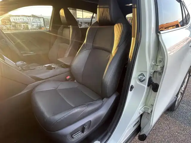 トヨタ ハリアー ハイブリッド Z レザーパッケージ 福岡県 2020(令2)年 9.3万km ホワイトパールクリスタルシャイン ワンオーナー車/調光パノラマルーフ/JBLプレミアムサウンド/前後ドラレコ付きデジタルインナーミラー/純正12.3インチT-Connectナビ/(AM/FM/Bluetooth/Miracast/フルセグTV)/パノラミックビューモニター/バック/サイド/フロントカメラ/トヨタセーフティセンス/・プリクラッシュセーフティ/・レーントレーシングアシスト/・オートマチックハイビーム/・ロードサインアシスト/・レーダークルーズコントロール(追従機能付き)/・先行車発進告知/ブランドスポットモニター/クリアランスソナー/パーキングサポートブレーキ/リヤクロストラフィックアラート/パワーバックドア/純正19インチアルミホール/電格ウィンカーミラー/黒レザーシート/ヘッドアップディスプレイ/ステアリングヒーター/革巻きステアリング/ステアリングスイッチ/パワーシート(D/N)/シートヒーター/ベンチレーション(D/N)/シートメモリー(D)/ナノイーX/純正フロアマット/USBポート/アクセサリーソケット/スペアキー×1/ISOFIX/保証書/取扱説明書/ナビ取扱説明書