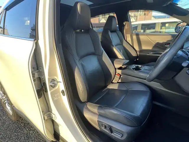 トヨタ ハリアー ハイブリッド Z レザーパッケージ 福岡県 2020(令2)年 9.3万km ホワイトパールクリスタルシャイン ワンオーナー車/調光パノラマルーフ/JBLプレミアムサウンド/前後ドラレコ付きデジタルインナーミラー/純正12.3インチT-Connectナビ/(AM/FM/Bluetooth/Miracast/フルセグTV)/パノラミックビューモニター/バック/サイド/フロントカメラ/トヨタセーフティセンス/・プリクラッシュセーフティ/・レーントレーシングアシスト/・オートマチックハイビーム/・ロードサインアシスト/・レーダークルーズコントロール(追従機能付き)/・先行車発進告知/ブランドスポットモニター/クリアランスソナー/パーキングサポートブレーキ/リヤクロストラフィックアラート/パワーバックドア/純正19インチアルミホール/電格ウィンカーミラー/黒レザーシート/ヘッドアップディスプレイ/ステアリングヒーター/革巻きステアリング/ステアリングスイッチ/パワーシート(D/N)/シートヒーター/ベンチレーション(D/N)/シートメモリー(D)/ナノイーX/純正フロアマット/USBポート/アクセサリーソケット/スペアキー×1/ISOFIX/保証書/取扱説明書/ナビ取扱説明書