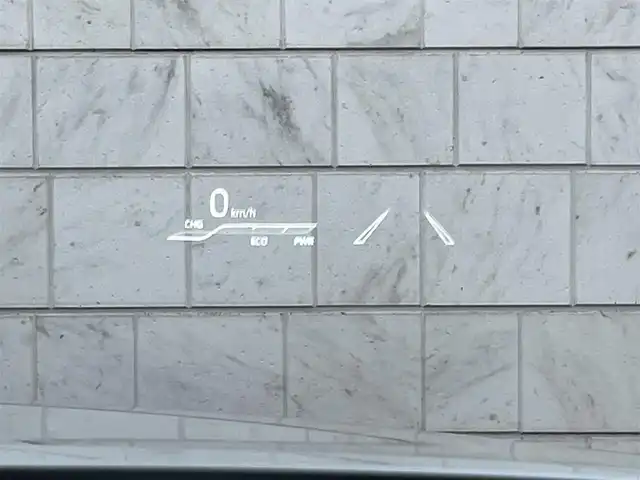 トヨタ ハリアー ハイブリッド Z レザーパッケージ 福岡県 2020(令2)年 9.3万km ホワイトパールクリスタルシャイン ワンオーナー車/調光パノラマルーフ/JBLプレミアムサウンド/前後ドラレコ付きデジタルインナーミラー/純正12.3インチT-Connectナビ/(AM/FM/Bluetooth/Miracast/フルセグTV)/パノラミックビューモニター/バック/サイド/フロントカメラ/トヨタセーフティセンス/・プリクラッシュセーフティ/・レーントレーシングアシスト/・オートマチックハイビーム/・ロードサインアシスト/・レーダークルーズコントロール(追従機能付き)/・先行車発進告知/ブランドスポットモニター/クリアランスソナー/パーキングサポートブレーキ/リヤクロストラフィックアラート/パワーバックドア/純正19インチアルミホール/電格ウィンカーミラー/黒レザーシート/ヘッドアップディスプレイ/ステアリングヒーター/革巻きステアリング/ステアリングスイッチ/パワーシート(D/N)/シートヒーター/ベンチレーション(D/N)/シートメモリー(D)/ナノイーX/純正フロアマット/USBポート/アクセサリーソケット/スペアキー×1/ISOFIX/保証書/取扱説明書/ナビ取扱説明書