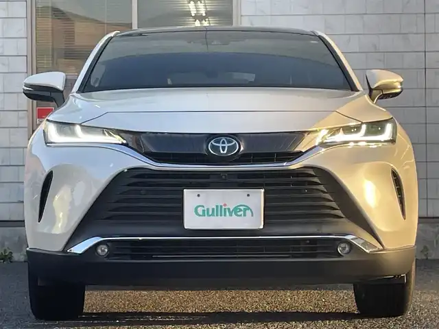 トヨタ ハリアー ハイブリッド Z レザーパッケージ 福岡県 2020(令2)年 9.3万km ホワイトパールクリスタルシャイン ワンオーナー車/調光パノラマルーフ/JBLプレミアムサウンド/前後ドラレコ付きデジタルインナーミラー/純正12.3インチT-Connectナビ/(AM/FM/Bluetooth/Miracast/フルセグTV)/パノラミックビューモニター/バック/サイド/フロントカメラ/トヨタセーフティセンス/・プリクラッシュセーフティ/・レーントレーシングアシスト/・オートマチックハイビーム/・ロードサインアシスト/・レーダークルーズコントロール(追従機能付き)/・先行車発進告知/ブランドスポットモニター/クリアランスソナー/パーキングサポートブレーキ/リヤクロストラフィックアラート/パワーバックドア/純正19インチアルミホール/電格ウィンカーミラー/黒レザーシート/ヘッドアップディスプレイ/ステアリングヒーター/革巻きステアリング/ステアリングスイッチ/パワーシート(D/N)/シートヒーター/ベンチレーション(D/N)/シートメモリー(D)/ナノイーX/純正フロアマット/USBポート/アクセサリーソケット/スペアキー×1/ISOFIX/保証書/取扱説明書/ナビ取扱説明書