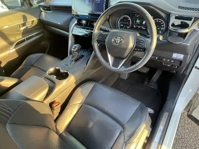 トヨタ ハリアー ハイブリッド Z レザーパッケージ 福岡県 2020(令2)年 9.3万km ホワイトパールクリスタルシャイン ワンオーナー車/調光パノラマルーフ/JBLプレミアムサウンド/前後ドラレコ付きデジタルインナーミラー/純正12.3インチT-Connectナビ/(AM/FM/Bluetooth/Miracast/フルセグTV)/パノラミックビューモニター/バック/サイド/フロントカメラ/トヨタセーフティセンス/・プリクラッシュセーフティ/・レーントレーシングアシスト/・オートマチックハイビーム/・ロードサインアシスト/・レーダークルーズコントロール(追従機能付き)/・先行車発進告知/ブランドスポットモニター/クリアランスソナー/パーキングサポートブレーキ/リヤクロストラフィックアラート/パワーバックドア/純正19インチアルミホール/電格ウィンカーミラー/黒レザーシート/ヘッドアップディスプレイ/ステアリングヒーター/革巻きステアリング/ステアリングスイッチ/パワーシート(D/N)/シートヒーター/ベンチレーション(D/N)/シートメモリー(D)/ナノイーX/純正フロアマット/USBポート/アクセサリーソケット/スペアキー×1/ISOFIX/保証書/取扱説明書/ナビ取扱説明書