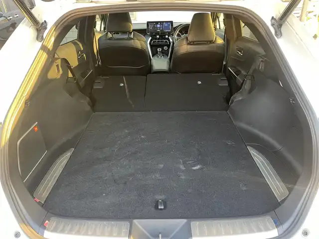 トヨタ ハリアー ハイブリッド Z レザーパッケージ 福岡県 2020(令2)年 9.3万km ホワイトパールクリスタルシャイン ワンオーナー車/調光パノラマルーフ/JBLプレミアムサウンド/前後ドラレコ付きデジタルインナーミラー/純正12.3インチT-Connectナビ/(AM/FM/Bluetooth/Miracast/フルセグTV)/パノラミックビューモニター/バック/サイド/フロントカメラ/トヨタセーフティセンス/・プリクラッシュセーフティ/・レーントレーシングアシスト/・オートマチックハイビーム/・ロードサインアシスト/・レーダークルーズコントロール(追従機能付き)/・先行車発進告知/ブランドスポットモニター/クリアランスソナー/パーキングサポートブレーキ/リヤクロストラフィックアラート/パワーバックドア/純正19インチアルミホール/電格ウィンカーミラー/黒レザーシート/ヘッドアップディスプレイ/ステアリングヒーター/革巻きステアリング/ステアリングスイッチ/パワーシート(D/N)/シートヒーター/ベンチレーション(D/N)/シートメモリー(D)/ナノイーX/純正フロアマット/USBポート/アクセサリーソケット/スペアキー×1/ISOFIX/保証書/取扱説明書/ナビ取扱説明書