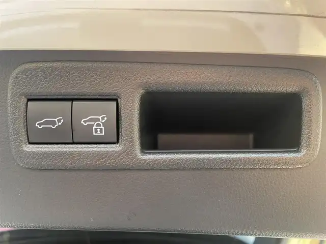 トヨタ ハリアー ハイブリッド Z レザーパッケージ 福岡県 2020(令2)年 9.3万km ホワイトパールクリスタルシャイン ワンオーナー車/調光パノラマルーフ/JBLプレミアムサウンド/前後ドラレコ付きデジタルインナーミラー/純正12.3インチT-Connectナビ/(AM/FM/Bluetooth/Miracast/フルセグTV)/パノラミックビューモニター/バック/サイド/フロントカメラ/トヨタセーフティセンス/・プリクラッシュセーフティ/・レーントレーシングアシスト/・オートマチックハイビーム/・ロードサインアシスト/・レーダークルーズコントロール(追従機能付き)/・先行車発進告知/ブランドスポットモニター/クリアランスソナー/パーキングサポートブレーキ/リヤクロストラフィックアラート/パワーバックドア/純正19インチアルミホール/電格ウィンカーミラー/黒レザーシート/ヘッドアップディスプレイ/ステアリングヒーター/革巻きステアリング/ステアリングスイッチ/パワーシート(D/N)/シートヒーター/ベンチレーション(D/N)/シートメモリー(D)/ナノイーX/純正フロアマット/USBポート/アクセサリーソケット/スペアキー×1/ISOFIX/保証書/取扱説明書/ナビ取扱説明書