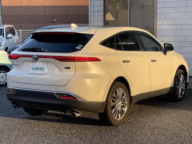 トヨタ ハリアー ハイブリッド Z レザーパッケージ 福岡県 2020(令2)年 9.3万km ホワイトパールクリスタルシャイン ワンオーナー車/調光パノラマルーフ/JBLプレミアムサウンド/前後ドラレコ付きデジタルインナーミラー/純正12.3インチT-Connectナビ/(AM/FM/Bluetooth/Miracast/フルセグTV)/パノラミックビューモニター/バック/サイド/フロントカメラ/トヨタセーフティセンス/・プリクラッシュセーフティ/・レーントレーシングアシスト/・オートマチックハイビーム/・ロードサインアシスト/・レーダークルーズコントロール(追従機能付き)/・先行車発進告知/ブランドスポットモニター/クリアランスソナー/パーキングサポートブレーキ/リヤクロストラフィックアラート/パワーバックドア/純正19インチアルミホール/電格ウィンカーミラー/黒レザーシート/ヘッドアップディスプレイ/ステアリングヒーター/革巻きステアリング/ステアリングスイッチ/パワーシート(D/N)/シートヒーター/ベンチレーション(D/N)/シートメモリー(D)/ナノイーX/純正フロアマット/USBポート/アクセサリーソケット/スペアキー×1/ISOFIX/保証書/取扱説明書/ナビ取扱説明書