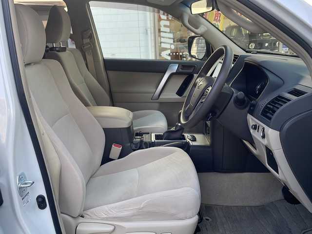 トヨタ ランドクルーザー プラド TX 愛知県 2021(令3)年 4.9万km ホワイトパールクリスタルシャイン ベージュ内装/ルーフレール/社外SDナビ/フルセグTV・CD・DVD・Bluetooth・USB・AM・FM/バックカメラ/プリクラッシュセーフティ/レーダークルーズコントロール/LDA/クリアランスソナー/2.0ビルトインETC/純正17インチアルミホイール/LEDヘッドライト/オートハイビーム/ヘッドライトウォッシャー/スマートキー/プッシュスタート/純正フロアマット/保証書/取扱説明書/スペアスマートキー