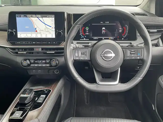 日産 オーラ G レザーエディション 島根県 2024(令6)年 2.4万km バーガンディー 登録時走行距離　23306km/純正ナビ(Bluetooth/AM/FM/USB/HDMI)/フルセグテレビ/BOSEサウンド/全周囲カメラ/プロパイロット/シートヒーター（DN席）/ステアリングヒーター/ステアリングスイッチ/ブラインドスポットモニター/置くだけモバイル充電/オートライト/オートハイビーム/コーナーセンサー/速度標識表示/エマージェンシーブレーキ/レーンキープアシスト/ドライブレコーダー/ETC2.０/純正アルミ１７インチ