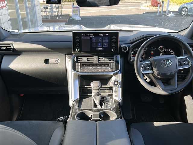 トヨタ ランドクルーザー AX 福島県 2024(令6)年 1万km ホワイトパールクリスタルシャイン トヨタセーフティセンス/・衝突被害軽減ブレーキ/・オートハイビーム/・車線逸脱警報装置/・レーダークルーズコントロール/・ロードサインアシスト/・プロアクティブドライビングアシスト/純正ディスプレイオーディオナビ/・BT/USB/MiraCast/AM/FM/・純正ビルトインETC/・前後ドライブレコーダー/・バックカメラ/・アラウンドビューモニター/D席パワーシート/・3列シート/・フルフラットシート/電子パーキング/・オートブレーキホールド/革張りステアリング/・ステアリングスイッチ/パーキングセンサー/電動格納ミラー/・ウィンカーミラー/・オートミラー/寒冷地仕様/プッシュスタート/・スマートキー/Cタイプ充電ポート/・USB充電ポート/LEDヘッドライト/・フォグランプ/・オートライト/ルーフレール/純正フロアマット/純正18インチAW/盗難防止装置