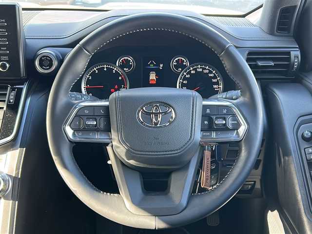 トヨタ ランドクルーザー AX 福島県 2024(令6)年 1万km ホワイトパールクリスタルシャイン トヨタセーフティセンス/・衝突被害軽減ブレーキ/・オートハイビーム/・車線逸脱警報装置/・レーダークルーズコントロール/・ロードサインアシスト/・プロアクティブドライビングアシスト/純正ディスプレイオーディオナビ/・BT/USB/MiraCast/AM/FM/・純正ビルトインETC/・前後ドライブレコーダー/・バックカメラ/・アラウンドビューモニター/D席パワーシート/・3列シート/・フルフラットシート/電子パーキング/・オートブレーキホールド/革張りステアリング/・ステアリングスイッチ/パーキングセンサー/電動格納ミラー/・ウィンカーミラー/・オートミラー/寒冷地仕様/プッシュスタート/・スマートキー/Cタイプ充電ポート/・USB充電ポート/LEDヘッドライト/・フォグランプ/・オートライト/ルーフレール/純正フロアマット/純正18インチAW/盗難防止装置