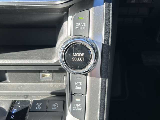 トヨタ ランドクルーザー AX 福島県 2024(令6)年 1万km ホワイトパールクリスタルシャイン トヨタセーフティセンス/・衝突被害軽減ブレーキ/・オートハイビーム/・車線逸脱警報装置/・レーダークルーズコントロール/・ロードサインアシスト/・プロアクティブドライビングアシスト/純正ディスプレイオーディオナビ/・BT/USB/MiraCast/AM/FM/・純正ビルトインETC/・前後ドライブレコーダー/・バックカメラ/・アラウンドビューモニター/D席パワーシート/・3列シート/・フルフラットシート/電子パーキング/・オートブレーキホールド/革張りステアリング/・ステアリングスイッチ/パーキングセンサー/電動格納ミラー/・ウィンカーミラー/・オートミラー/寒冷地仕様/プッシュスタート/・スマートキー/Cタイプ充電ポート/・USB充電ポート/LEDヘッドライト/・フォグランプ/・オートライト/ルーフレール/純正フロアマット/純正18インチAW/盗難防止装置