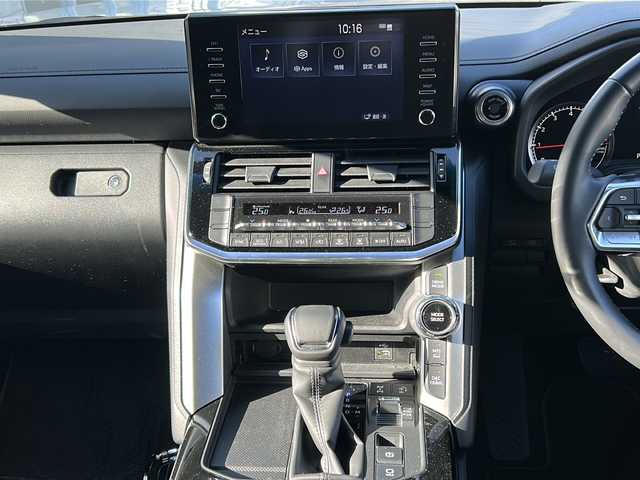 トヨタ ランドクルーザー AX 福島県 2024(令6)年 1万km ホワイトパールクリスタルシャイン トヨタセーフティセンス/・衝突被害軽減ブレーキ/・オートハイビーム/・車線逸脱警報装置/・レーダークルーズコントロール/・ロードサインアシスト/・プロアクティブドライビングアシスト/純正ディスプレイオーディオナビ/・BT/USB/MiraCast/AM/FM/・純正ビルトインETC/・前後ドライブレコーダー/・バックカメラ/・アラウンドビューモニター/D席パワーシート/・3列シート/・フルフラットシート/電子パーキング/・オートブレーキホールド/革張りステアリング/・ステアリングスイッチ/パーキングセンサー/電動格納ミラー/・ウィンカーミラー/・オートミラー/寒冷地仕様/プッシュスタート/・スマートキー/Cタイプ充電ポート/・USB充電ポート/LEDヘッドライト/・フォグランプ/・オートライト/ルーフレール/純正フロアマット/純正18インチAW/盗難防止装置