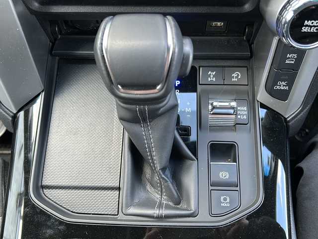 トヨタ ランドクルーザー AX 福島県 2024(令6)年 1万km ホワイトパールクリスタルシャイン トヨタセーフティセンス/・衝突被害軽減ブレーキ/・オートハイビーム/・車線逸脱警報装置/・レーダークルーズコントロール/・ロードサインアシスト/・プロアクティブドライビングアシスト/純正ディスプレイオーディオナビ/・BT/USB/MiraCast/AM/FM/・純正ビルトインETC/・前後ドライブレコーダー/・バックカメラ/・アラウンドビューモニター/D席パワーシート/・3列シート/・フルフラットシート/電子パーキング/・オートブレーキホールド/革張りステアリング/・ステアリングスイッチ/パーキングセンサー/電動格納ミラー/・ウィンカーミラー/・オートミラー/寒冷地仕様/プッシュスタート/・スマートキー/Cタイプ充電ポート/・USB充電ポート/LEDヘッドライト/・フォグランプ/・オートライト/ルーフレール/純正フロアマット/純正18インチAW/盗難防止装置