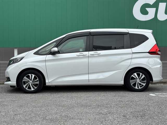 ホンダ フリード G ホンダセンシング 千葉県 2021(令3)年 2.4万km プラチナホワイトパール ワンオーナー/純正９インチメモリナビ/　（BT/DVD/CD/AM/FM)/ETC2.0/純正フリップダウン/純正前後ドラレコ/バックカメラ/ハーフレザー/前席シートヒーター/両側パワースライド/レーダークルーズコントロール/ホンダセンシング/LEDヘッドライト/スペアキー/取扱説明書/保証書