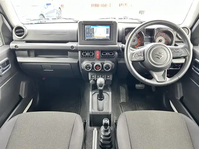 スズキ ジムニー XC 群馬県 2018(平30)年 4.9万km ピュアホワイトP 社外ナビ（FM/AM/TV）/ワンセグテレビ/バックカメラ/レーンキープアシスト/横滑り防止装置/衝突被害軽減ブレーキ/寒冷地仕様/電動格納ミラー/エンジンスタートボタン/フォグライト/ETC