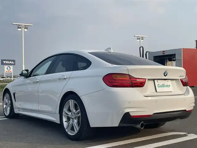 ＢＭＷ ４２０ｉ グランクーペ Mスポーツ 佐賀県 2016(平28)年 3.8万km アルピンホワイトⅢ 純正8.8インチナビゲーション/・AM/FM/CD/DVD/USB/Bluetooth/バックカメラ/前後ドライブレコーダー/バックミラー内蔵型ETC/パワーリアゲ―ト/リバース連動ドアミラー/D＋N席パワーシート(D席メモリー機能付)/ISOFIX対応/前席オットマン/革巻きステアリング/ステアリングリモコン/純正18インチアルミホイール/純正LEDヘッドライト/純正LEDフォグライト/純正フロアマット/新車保証書/取扱説明書/スペアキー１本/アクティブクルーズコントロール/レーンディパーチャーウォーニング/レーンキーピングアシスト/レーンチェンジアシスト/前車接近警告機能