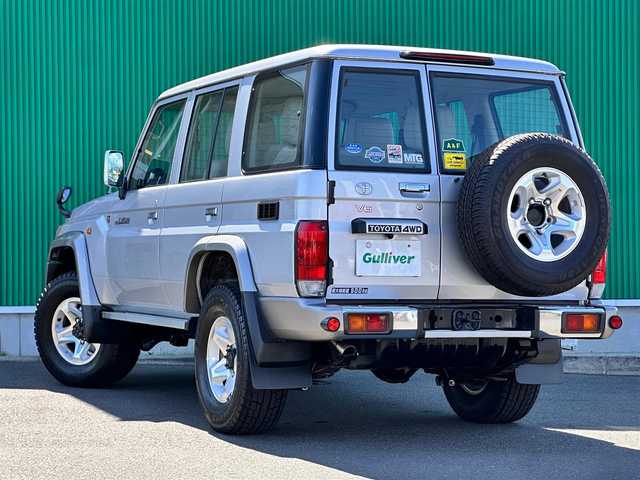 トヨタ ランドクルーザー AX 宮城県 2015(平27)年 2.9万km シルバーM 記録簿H30・31・R2・3・5・6・7年分有り/ワンオーナー/4WD/社外SDナビ/【CD・DVD・SD・BT・フルセグTV】/バックカメラ/純正16インチAW/後席モニター/革調シートカバー/メッキミラー/ヘッドライトレベライザー/背面タイヤ/フォグライト/キーレスX２/ETC