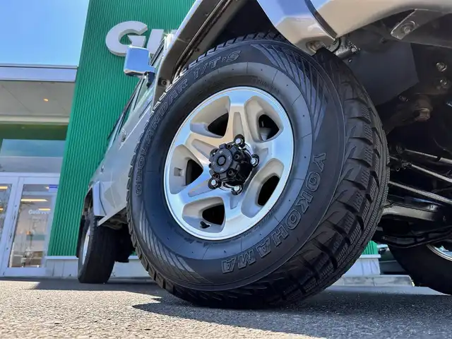 トヨタ ランドクルーザー AX 宮城県 2015(平27)年 2.9万km シルバーM 記録簿H30・31・R2・3・5・6・7年分有り/ワンオーナー/4WD/社外SDナビ/【CD・DVD・SD・BT・フルセグTV】/バックカメラ/純正16インチAW/後席モニター/革調シートカバー/メッキミラー/ヘッドライトレベライザー/背面タイヤ/フォグライト/キーレスX２/ETC