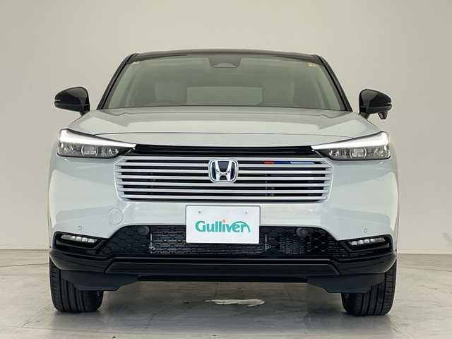 ホンダ ヴェゼル ハイブリッド e:HEV Z PLaYパッケージ 愛知県 2025(令7)年 0.1千km プレミアムサンライトホワイトパール 登録済未使用車/純正9型ディズプレイオーディオナビ/レーダークルーズコントロール/バックカメラ/レーンキープアシスト/シートヒーター/衝突軽減システム/ステアリングヒーター/ブラインドスポットモニター/電動リアゲート/SOSコール/ワイヤレス充電器/パドルシフト/LEDヘッドライト/ハーフレザーシート/ステアリングスイッチ/スマートキー/プッシュスタート/コーナーセンサー/純正アルミホイール