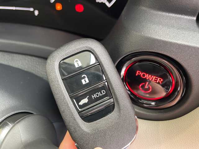 ホンダ ヴェゼル ハイブリッド e:HEV Z PLaYパッケージ 愛知県 2025(令7)年 0.1千km プレミアムサンライトホワイトパール 登録済未使用車/純正9型ディズプレイオーディオナビ/レーダークルーズコントロール/バックカメラ/レーンキープアシスト/シートヒーター/衝突軽減システム/ステアリングヒーター/ブラインドスポットモニター/電動リアゲート/SOSコール/ワイヤレス充電器/パドルシフト/LEDヘッドライト/ハーフレザーシート/ステアリングスイッチ/スマートキー/プッシュスタート/コーナーセンサー/純正アルミホイール