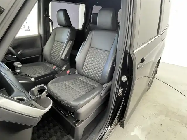 トヨタ ヴォクシー S－Z 福井県 2022(令4)年 4万km アティチュードブラックマイカ 純正メモリナビ/（AM/FM/Bluetooth/フルセグTV)/バックカメラ/プリクラッシュ/コーナーセンサー/追従クルコン/ビルトインETC2.0/シートヒーター/ハーフレザーシート/両側パワースライドドア/オートブレーキ/オートライト/LEDヘッドライト/純正17インチアルミホイール/社外フロアマット