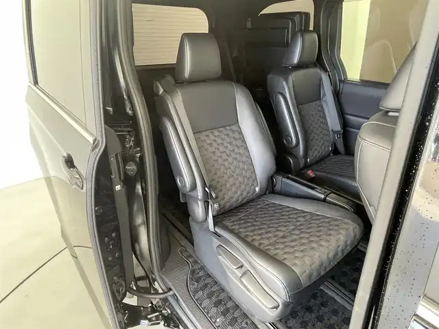 トヨタ ヴォクシー S－Z 福井県 2022(令4)年 4万km アティチュードブラックマイカ 純正メモリナビ/（AM/FM/Bluetooth/フルセグTV)/バックカメラ/プリクラッシュ/コーナーセンサー/追従クルコン/ビルトインETC2.0/シートヒーター/ハーフレザーシート/両側パワースライドドア/オートブレーキ/オートライト/LEDヘッドライト/純正17インチアルミホイール/社外フロアマット