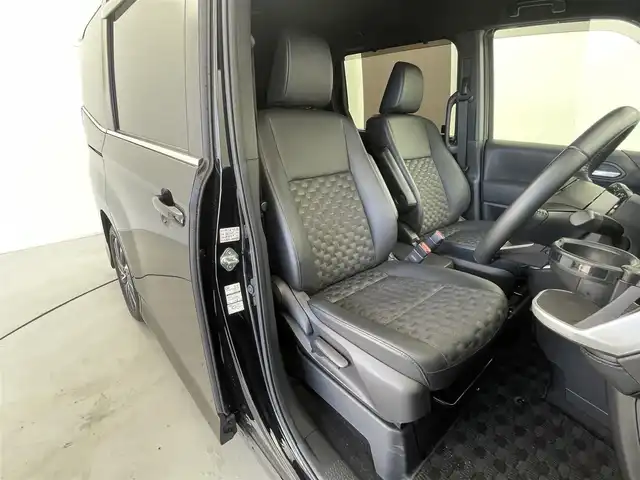 トヨタ ヴォクシー S－Z 福井県 2022(令4)年 4万km アティチュードブラックマイカ 純正メモリナビ/（AM/FM/Bluetooth/フルセグTV)/バックカメラ/プリクラッシュ/コーナーセンサー/追従クルコン/ビルトインETC2.0/シートヒーター/ハーフレザーシート/両側パワースライドドア/オートブレーキ/オートライト/LEDヘッドライト/純正17インチアルミホイール/社外フロアマット