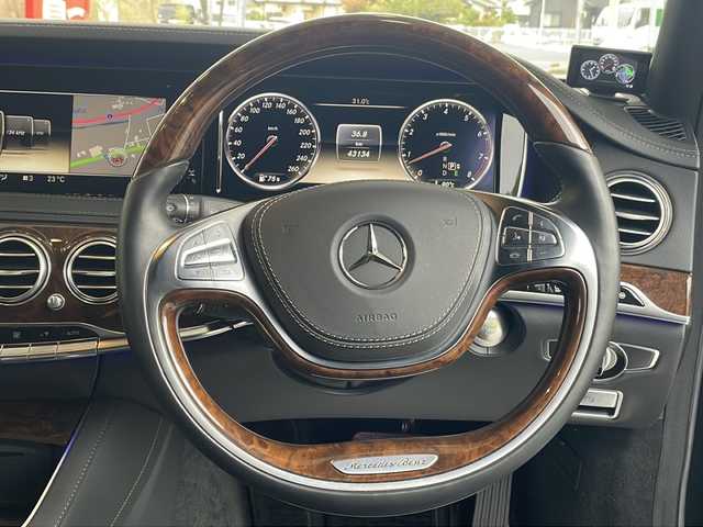 メルセデス・ベンツ Ｓ５５０Ｌ 福島県 2014(平26)年 4.4万km オブシディアンブラック 登録時走行距離　　　４３１３４ｋｍ/メーカー純正HDDナビ/【ＡＭ／ＦＭ／ＢＴ／ＣＤ／ＤＶＤ／フルセグ】/パワーシート/シートヒーター/プッシュスタート/ETC/パドルシフト/アラウンドビューモニター/パワーバックドア/LEDヘッドライト/クリアランスソナー/純正AW/レーンキープアシスト/ステアリングアシスト/オートライト/サンルーフ/プレミアムサウンド/レザーシート/ステアリングスイッチ/クルコン/レーダー探知機