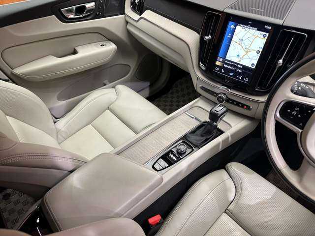 ボルボ ＸＣ６０ D4 AWD インスクリプション 千葉県 2019(令1)年 2.6万km ゴールド ＡＣＣ　/革　/ｈａｒｍａｎｋａｒｄｏｎサウンド　/ナビ　/ＴＶ　/３６０°/Ｂｌｕｅｔｏｏｔｈ接続　/ＨＵＤ　　/シートＨ　/ベンチレーション　/電動リアゲート　/パーキングアシスト　/衝突軽減Ｂ　/ＢＳＭ　/ＬＫＡ　/ドラレコ