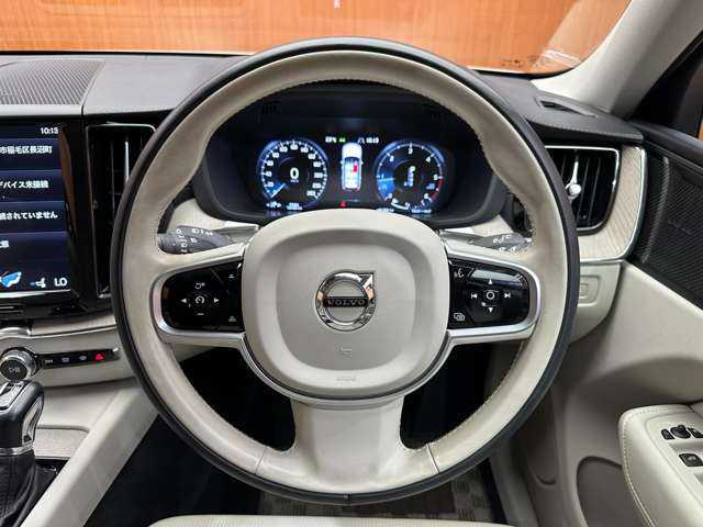 ボルボ ＸＣ６０ D4 AWD インスクリプション 千葉県 2019(令1)年 2.6万km ゴールド ＡＣＣ　/革　/ｈａｒｍａｎｋａｒｄｏｎサウンド　/ナビ　/ＴＶ　/３６０°/Ｂｌｕｅｔｏｏｔｈ接続　/ＨＵＤ　　/シートＨ　/ベンチレーション　/電動リアゲート　/パーキングアシスト　/衝突軽減Ｂ　/ＢＳＭ　/ＬＫＡ　/ドラレコ